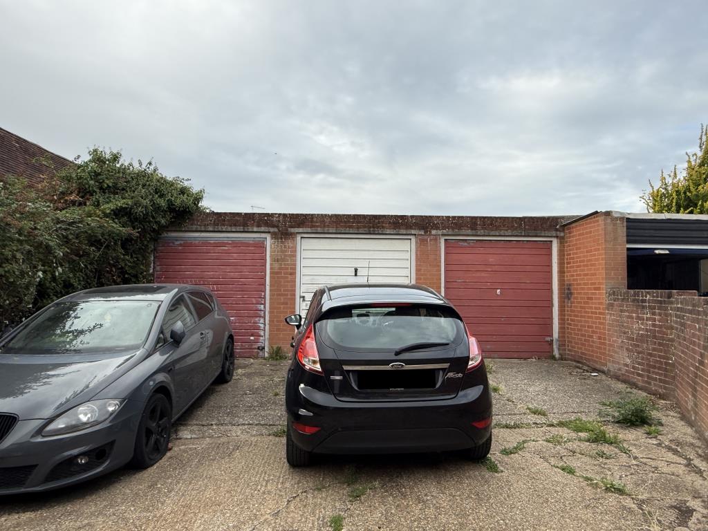 Lot: 78 - EXCELLENT COMMERCIAL AND RESIDENTIAL INVESTMENT CLOSE TO TOWN CENTRE - Garages rear of Commercial and Residential Investment